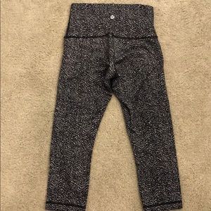 Lululemon black/white cropped legging